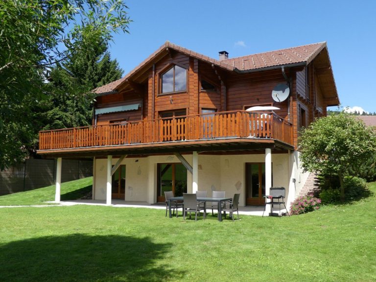 Chalet du Haut-Doubs en été Chalet du Haut-Doubs _ gite-pontarlier.fr _ Chalet en été