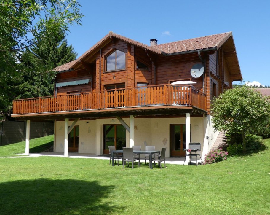 Chalet du Haut-Doubs en été Chalet du Haut-Doubs _ gite-pontarlier.fr _ Chalet en été